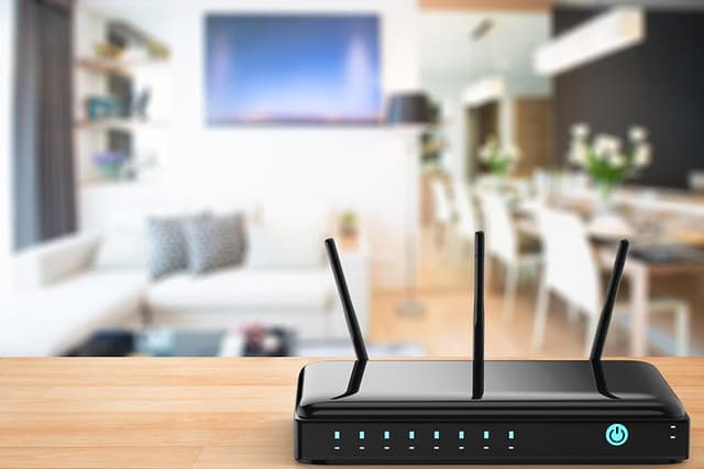 svart trådløs router på bord i stue