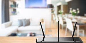 svart trådløs router på bord i stue