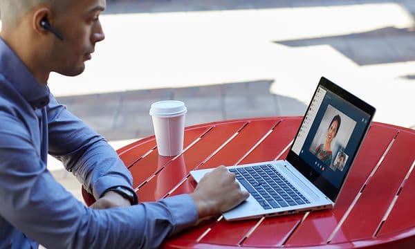 Videosamtale utendørs på kafé