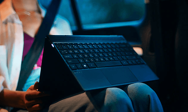 HP Envy-kannettava tietokone telttatilassa henkilön sylissä