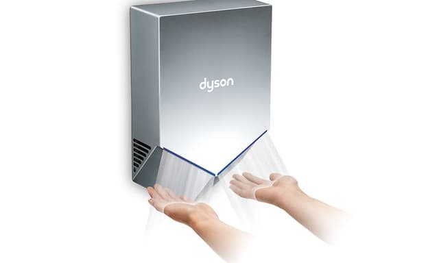 Dyson Airblade V håndtørre vist fra siden med hånd nedenunder