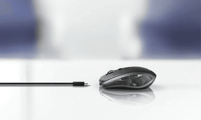 logitech mus med kabel foran en mørk uskarp bakgrunn