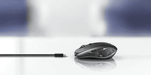 Logitech MX Anywhere mus med et løst opladerkabel foran en mørk, slørret baggrund