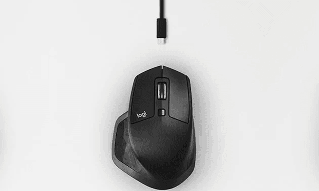 Logitech MX Master mus med opladerkabel på en hvid baggrund