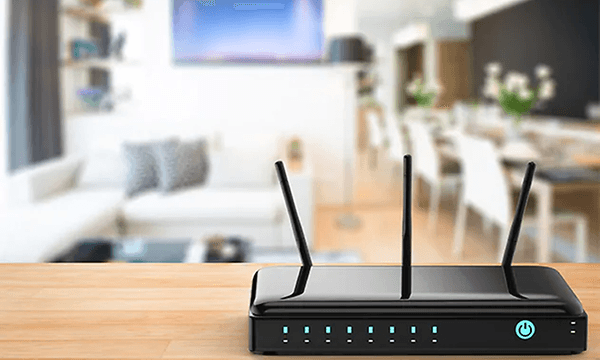 svart modem plassert midt i en lys stue