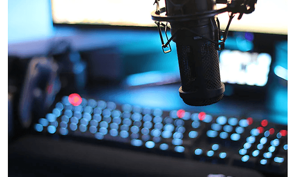 Studio med mikrofon og masser af lysende knapper