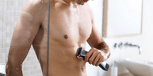 Mand der barberer sig i badet