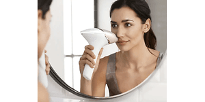 kvinde der bruger Philips Lumea Prestige i ansigtet