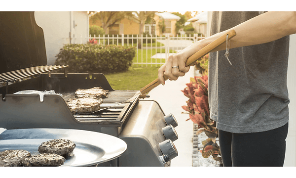 Person der griller på gasgrill