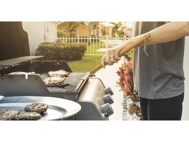 Person der griller på gasgrill