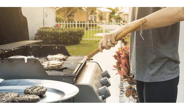 Person der griller på gasgrill