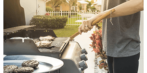 Person der griller på gasgrill