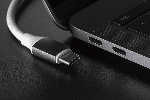 Et USB-kabel ved siden af bærbar pc