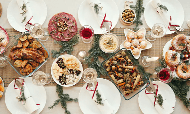 dekket bord med julemat og julepynt