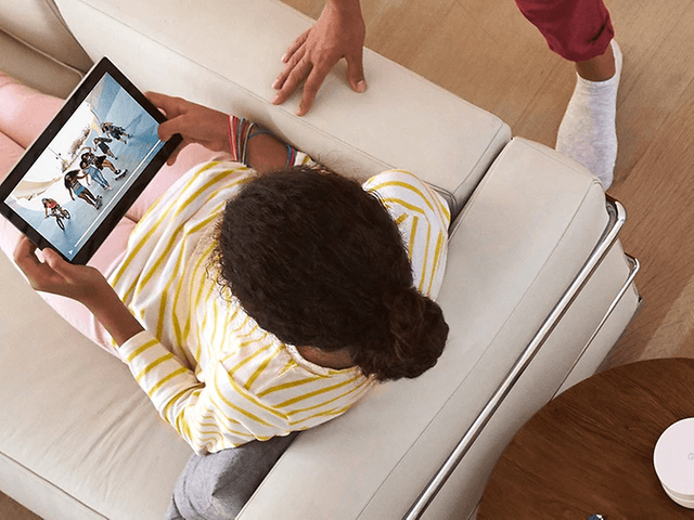 Pige ser videoer på sin tablet