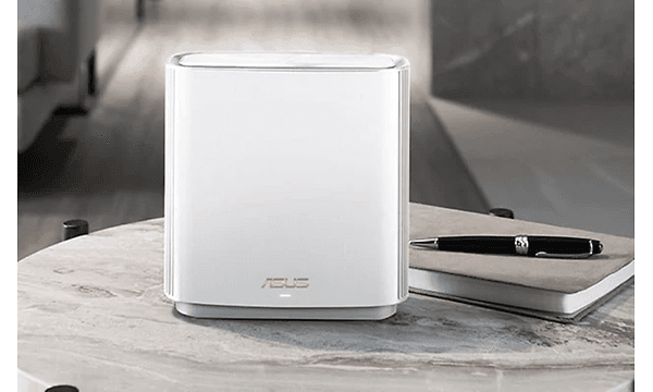 Hvid Asus AiMesh enhed foran notesbog og pen