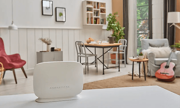 Hvid router placeret i køkkenet