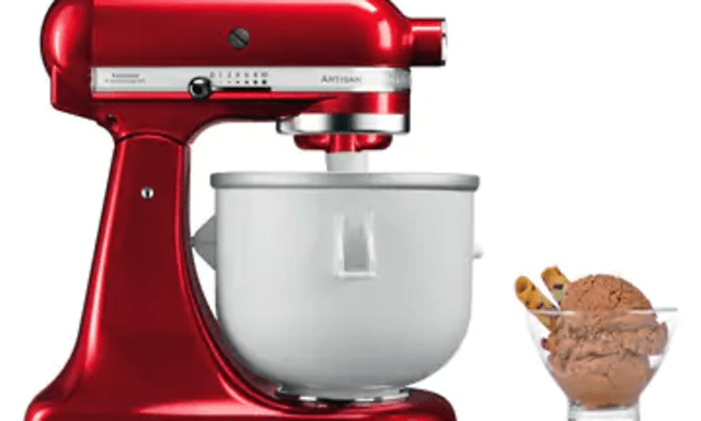 En bolle med sjokoladeiskrem og rød KitchenAid-maskin