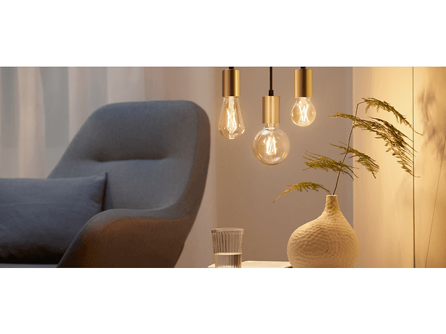 Tre loftlamper I glas med varm belysning