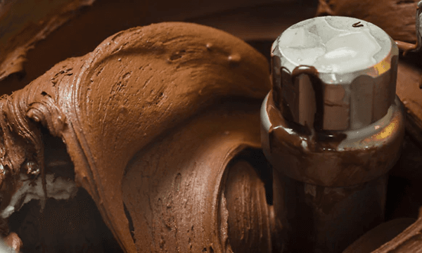 Chokladglass blandas med chokladsås i matberedare.