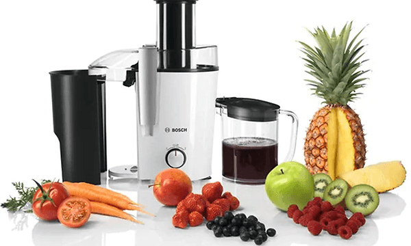 frukt og grønnsaker foran en Bosch juicer