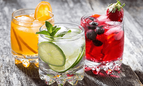 bilde av tre forfriskende juice-drinker på et bord