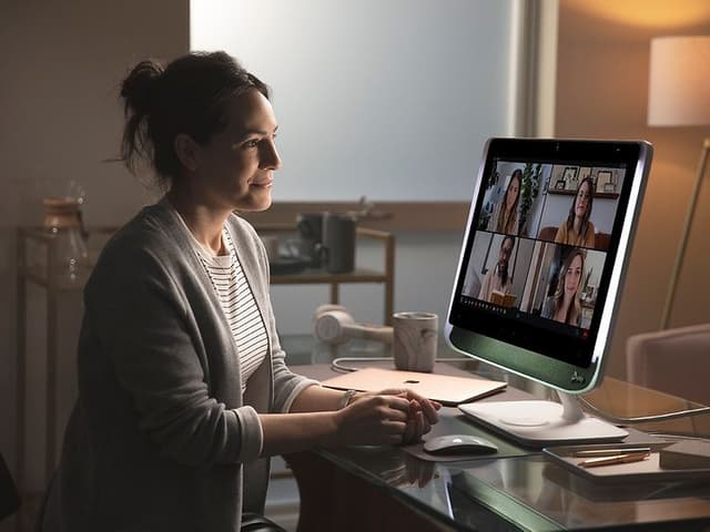 kvinne på hjemmekontor deltar på et videomøte