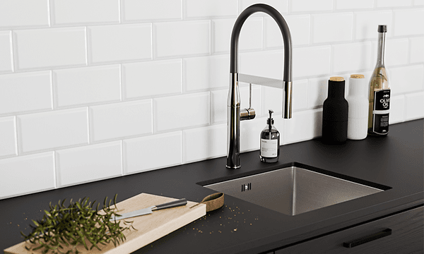 Epoq Edge Black Ash kjøkken med sort benkeplate og underlimt vask