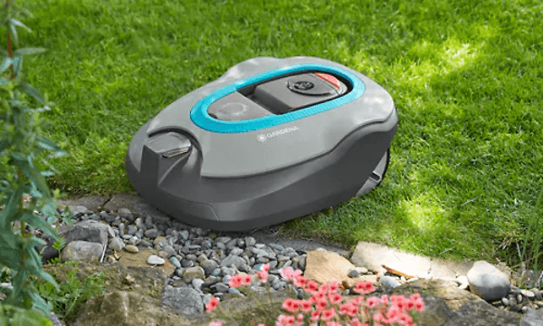 Gardena Sileno robotgressklipper klipper plenen ved et blomsterbed