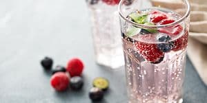 To glas med danskvand og frugt i.