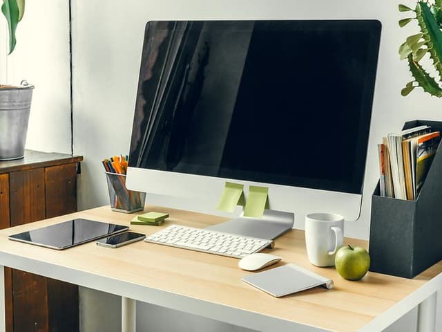 Apple iMac på skrivebord på hjemmekontor