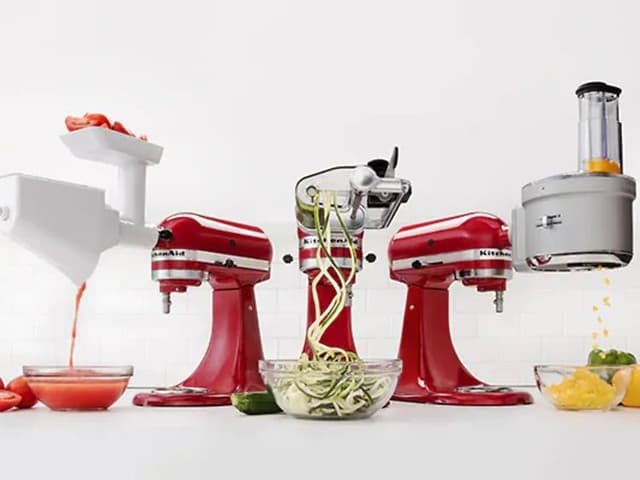 Tre røde kjøkkenmaskiner fra KitchenAid demonstrerer ulikt tilbehør