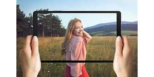 Två händer som håller Samsung Galaxy Tab A7 Lite och filmar en kvinna med landskapsbakgrund