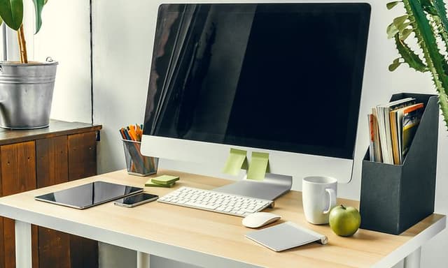 Apple iMac på ett skrivbord i ett hemmakontor