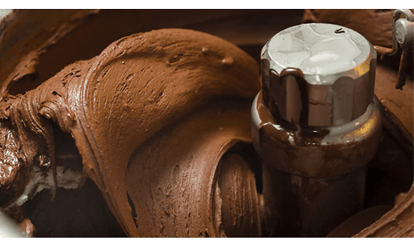 Chokoladeis med chokoladesovs i en ismaskine