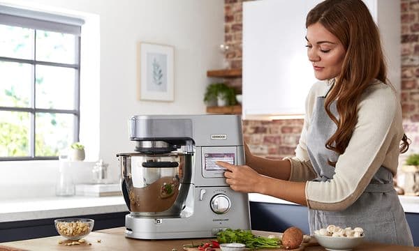 kvinne justerer innstillingene på en Cooking Chef XL
