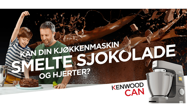 en mann og en gutt bruker en Kenwood kjøkkenmaskin