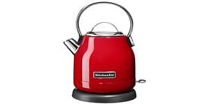 Punainen KitchenAid-vedenkeitin