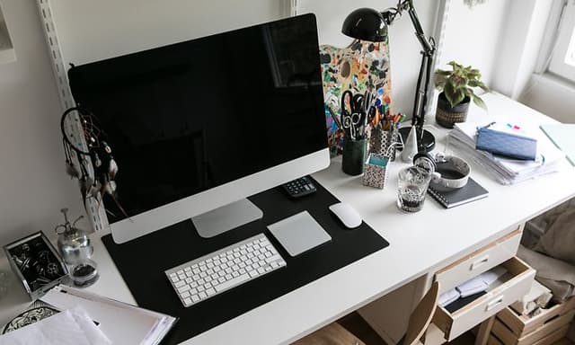 iMac med tangentbord och mus från Apple