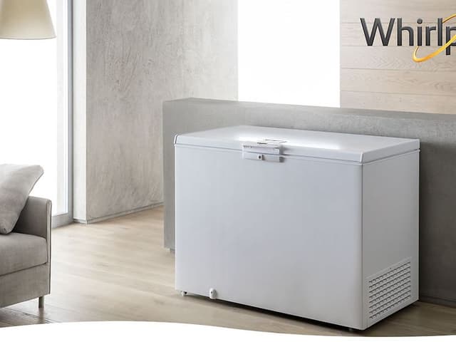 Fryseboks plassert i et rom, og en Whirlpool-logo