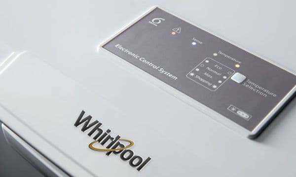 Nærbilde av toppen på en Whirlpool-fryser og kontrollpanelet