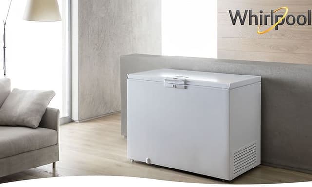 Kummefryser placeret i et rum og Whirlpool logo