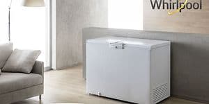 Kummefryser placeret i et rum og Whirlpool logo