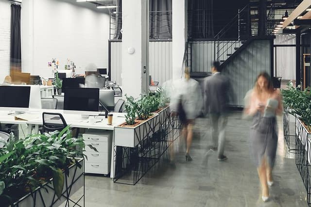 Airthings Wave Plus modernin toimistotilan seinällä