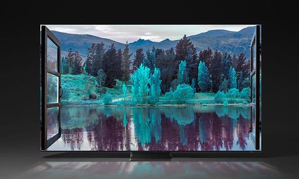 8K-TV med innsjø