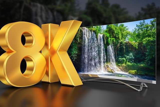 8K-tekst og TV i bakgrunnen