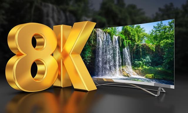 8K-tekst og TV i bakgrunnen