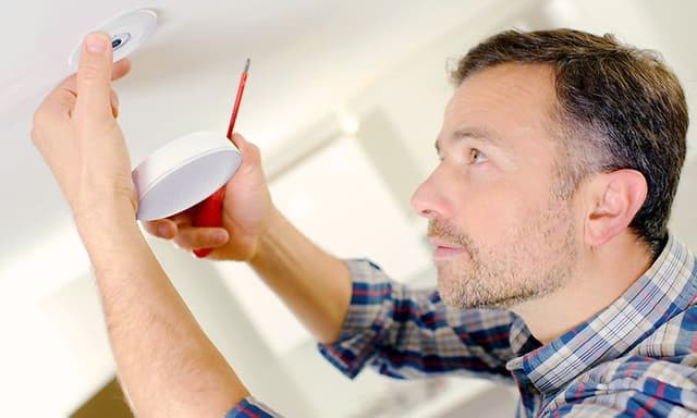Mann installerer Airthings WavePlus detektor