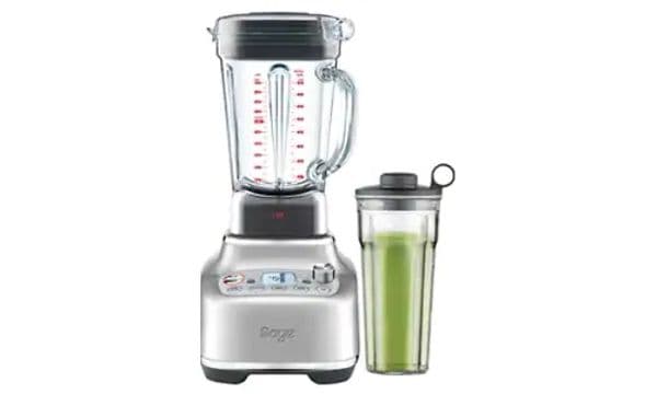 Sage blender og et glass med en smoothie