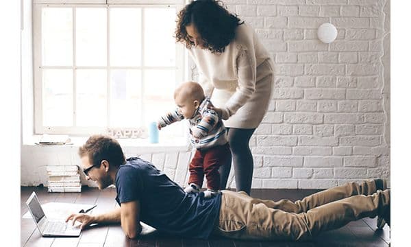 Airthings - Familie og airthing på veggen